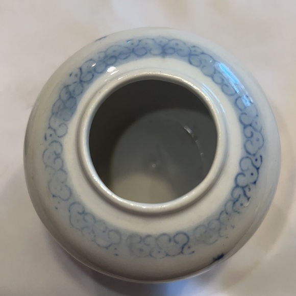 Chinese Cobalt Blue & White Floral Pattern Ceramic Porcelain Ginger Jar. - Picture 5 of 12